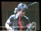 CEVA FOARTE INTERESANT - HEy...ce credetzi voi? Tipul din imagine este - Green Day